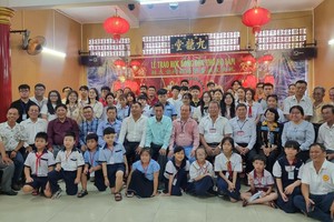 林氏大宗祠理事会与宗亲优秀子弟合影。