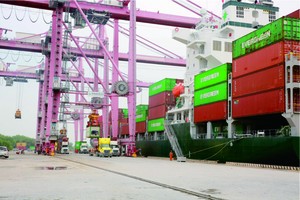 港口装卸集装箱一隅。