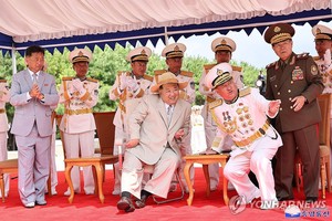 朝国务委员会委员长金正恩（前排右三）出席潜艇下水仪式。