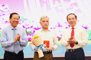 市委书记阮文年和市人委会主席潘文迈奖励模范街区党支书。