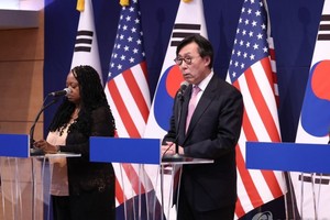 韩外交部副部长张虎镇（右二）出席记者会发表会议成果。