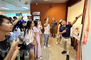 越南青年侨胞参观在广治省的炸弹地雷后果克服工作展示中心。