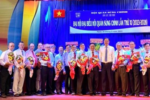 市、郡领导向第十一届执委成员赠花祝贺。