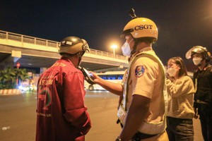 交警对驾车者测量酒精浓度。