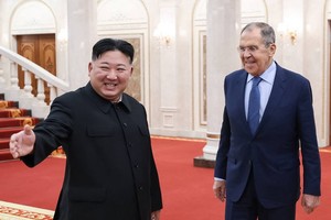 金正恩昨日在党中央委员会本部大楼会见拉夫罗夫。 （法新社）