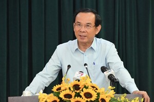 市委书记阮文年在会议上致词。