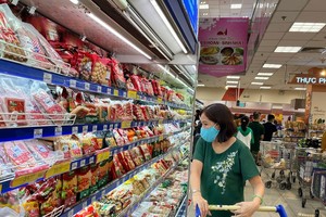 市民在超市购物。