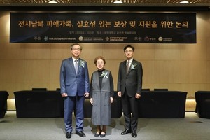 统一部次官（副部长）文胜铉（左）出席六二五战争（韩国战争）被绑架者家庭协议会活动。 (韩联社)