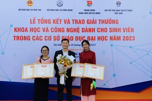 中文系副主任朱亚辉(右二)与获奖大学生合照。