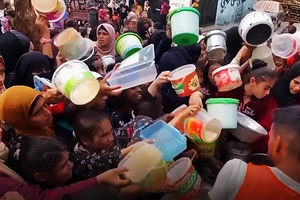 志愿者为加沙民众分发食物。