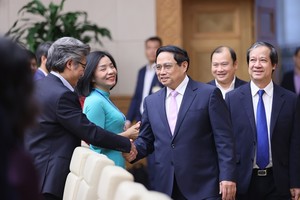 政府总理范明政与教师们交谈。