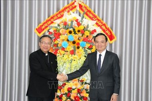 政府副总理陈留送花祝贺藩切教区主教座堂主教杜孟雄。