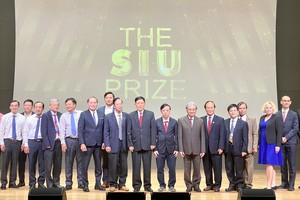 西贡国际大学领导与各代表在公布会上合照。