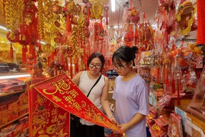 顾客购买应节品。