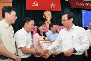 市委书记阮文年向取得出色成绩的个人与集体颁发奖状。