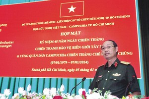 市司令部司令、市越-柬友好协会主席阮文南中将在会上致词。