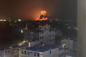 在也门首都萨那拍摄的空袭后的爆炸画面。