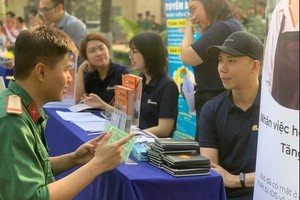 即将退伍军人参加去年12月在本市举行的就业推介会。