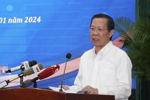 市人委会主席潘文迈在会上发言。