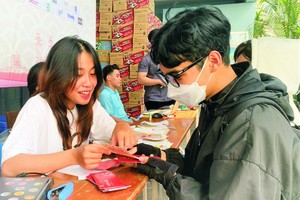 在市大中学生辅助中心（SAC）领取车票的大学生提供各项相关资讯，为安全回家行程做好准备。