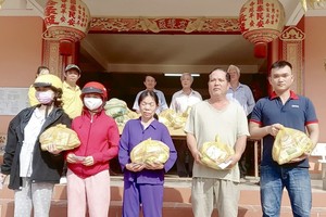 头顿五邦天后宫向穷人发送礼物。