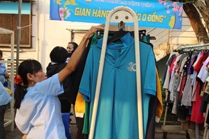 工人陈氏选在由第一郡劳动联团举办的“团圆之春”活动上的“零元货摊”选购衣服。