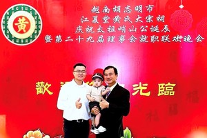 邱汉光（黄汉名）和子孙参加黄氏宗祠就职典礼。