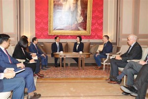 越南外交部长裴青山会见比利时参议院议长斯蒂芬妮‧德霍斯。