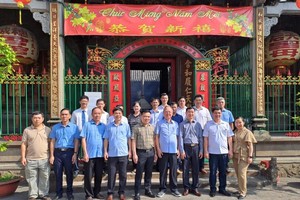 河江省代表团与穗城会馆理事会代表合照留念。