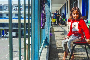 近东救济工程处在加沙开办的学校正在为因冲突而流离失所的人们提供庇护。