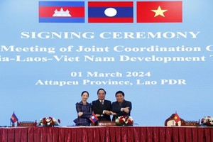 老挝计划投资部长坎詹·冯福西，越南计划与投资部部长阮志勇，柬埔寨商业部大臣占尼莫共同主持会议（图片来源：越通社）