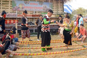 奠边省蒙茶县文化空间热闹景象，吸引民众与游客观光。