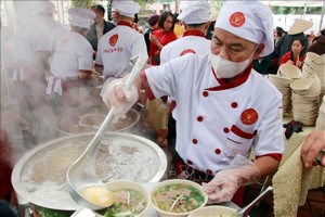 各位厨师烹制牛肉粉为民众服务。