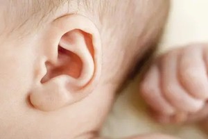 宝宝耳朵臭除了中耳炎还有可能是它！