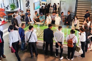 关于仲介必须在房地产交易所、或提供房地产经营服务的企业内工作的规定仍存在不少争议。