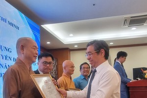 华人单位积极参加关爱社会活动