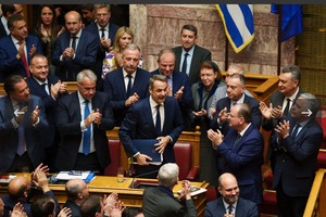 总理米佐塔基斯（中）