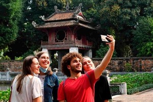 外国游客参观河内国子监。