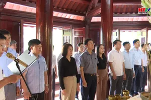 锦川县领导向已故总书记黎笋进香。