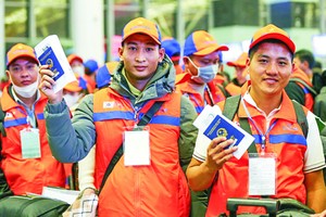 劳工从河内市内牌机场启程到韩国工作。