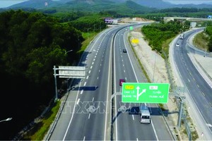 甘露-罗山高速禁 30 座以上客车