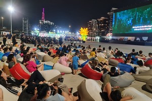 观众在户外观看电影。