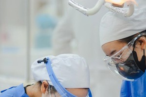 口腔颌面系大学生参加由第四十六次口腔颌面科技会议举办的补牙比赛。