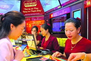 民众购买黄金。