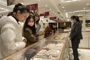 消费者在一家金店选购黄金制品。