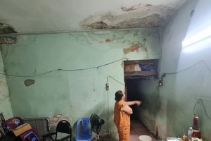 新平郡李常杰街的公寓多年来已严重损坏但一直未拆迁重建。