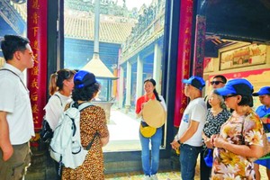 游客参观本市第五郡天后庙。