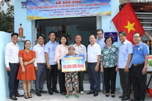 郡、坊諸位領導和興通公司總經理麥漢強向華人戶移交“溫情屋”工程。