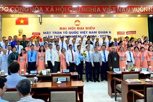 市、郡领导祝贺第十二届成员的诞生。