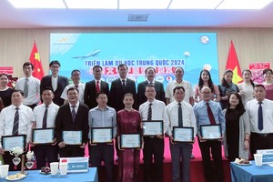 主办单位、参展单位代表及嘉宾合影留念。